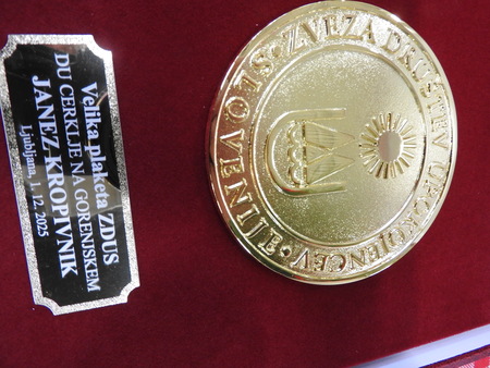 Veliko plaketo ZDUS je prejel za dolgoletno uspešno delovanje Janez Kropivnik